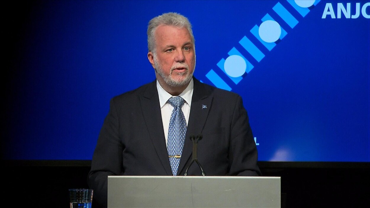 Philippe Couillard s'adresse aux médias.