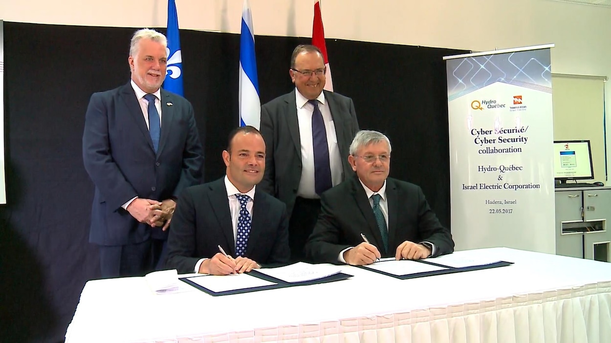 Le premier ministre Philippe Couillard, le président du C.A. d'Hydro Michael Penner et des représentants israéliens.
