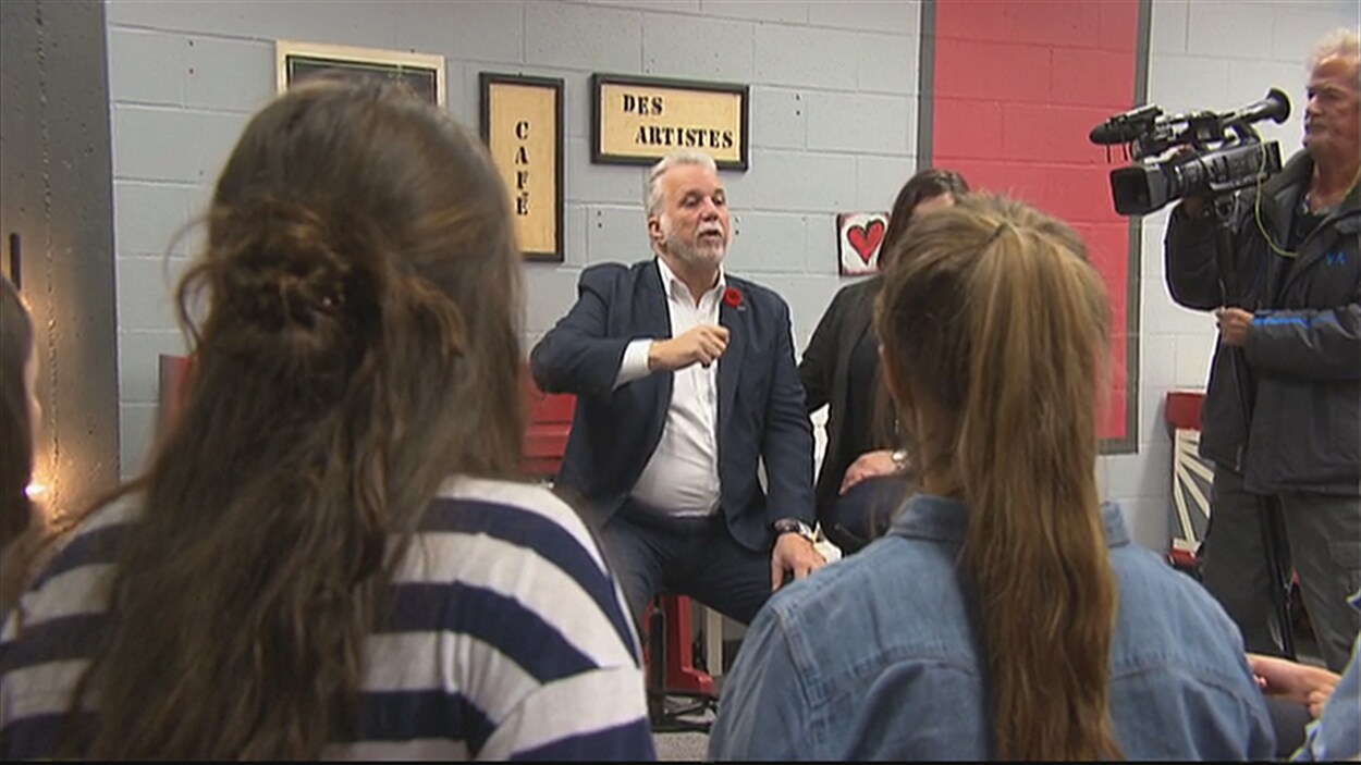 Philippe Couillard discute avec des élèves de l'école du Tournesol de Windsor. Philippe Couillard discute avec des élèves de l'école du Tournesol de Windsor.