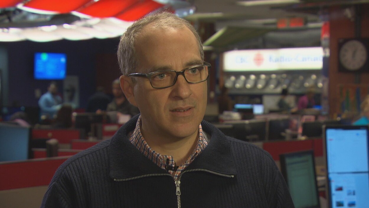 Philippe Denault en entrevue dans la salle de nouvelles de Radio-Canada sur la rue Queen à Ottawa.