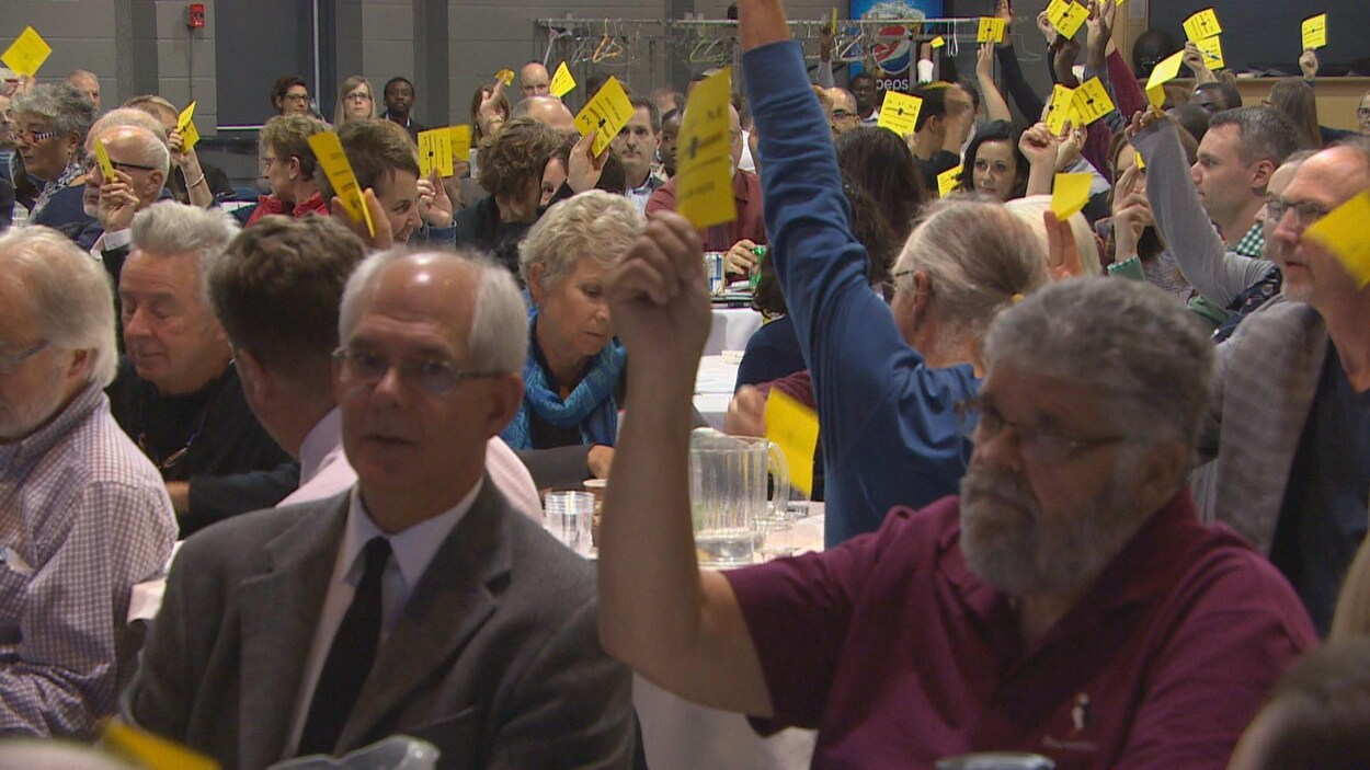 Des membres de la SFM votent à main levée lors de l'assemblée générale annuelle de l'organisme. Au premier plan, Philippe Mailhot et Léo Robert.