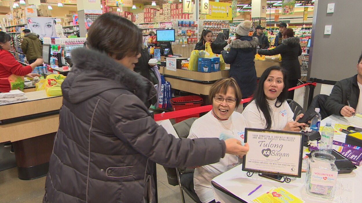 Une cliente fait un don après avoir fait son épicerie.