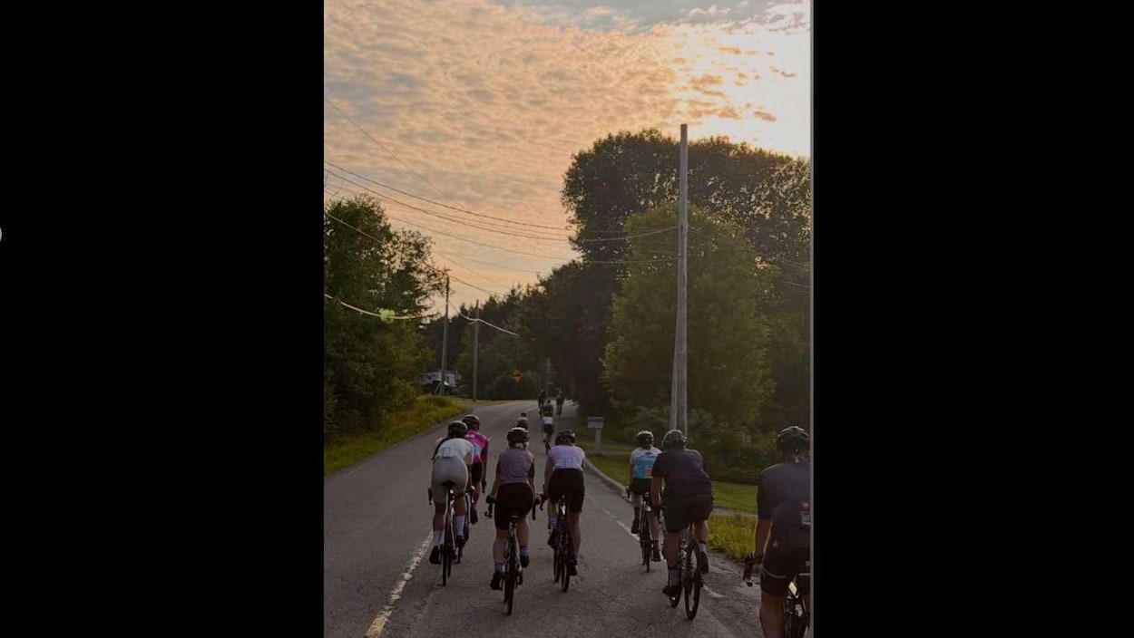 Une photo de cyclistes côte à côte sur la route fait réagir