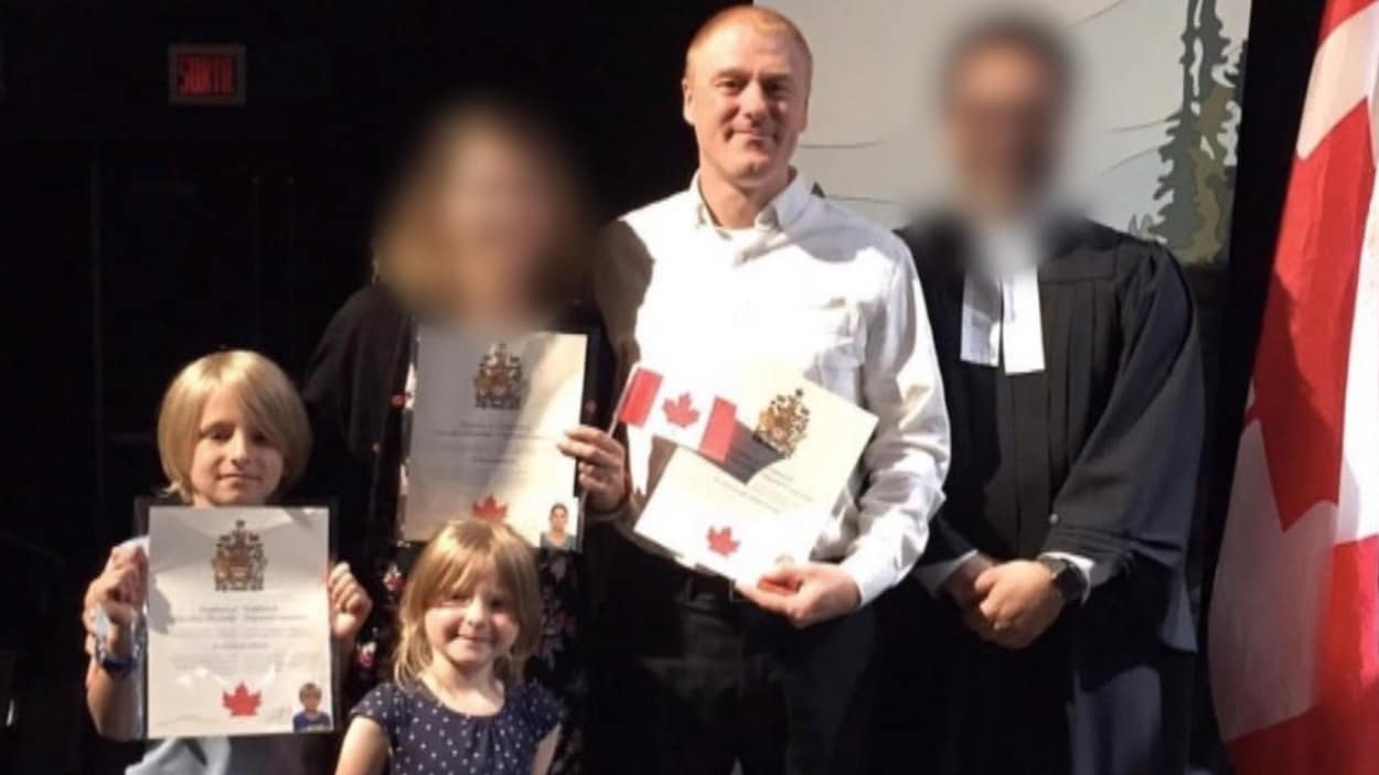 Photo des deux enfants et de l'homme avec deux autres personnes dont le visage a été brouillé.