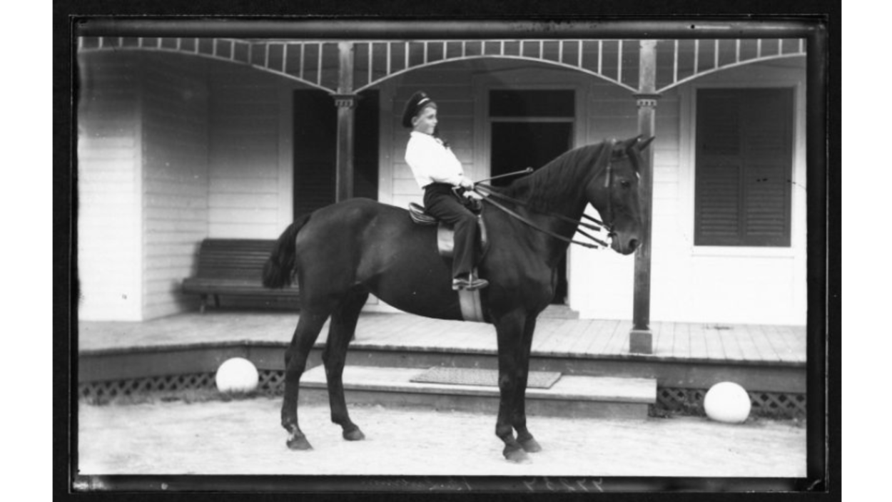 Vue du jeune Paul Livernois sur son cheval, devant la résidence d'été de Jules-Ernest Livernois à Petite-Rivière