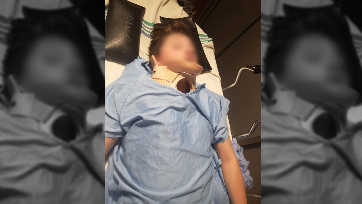 La victime sur son lit d'hôpital. Son visage est brouillé.