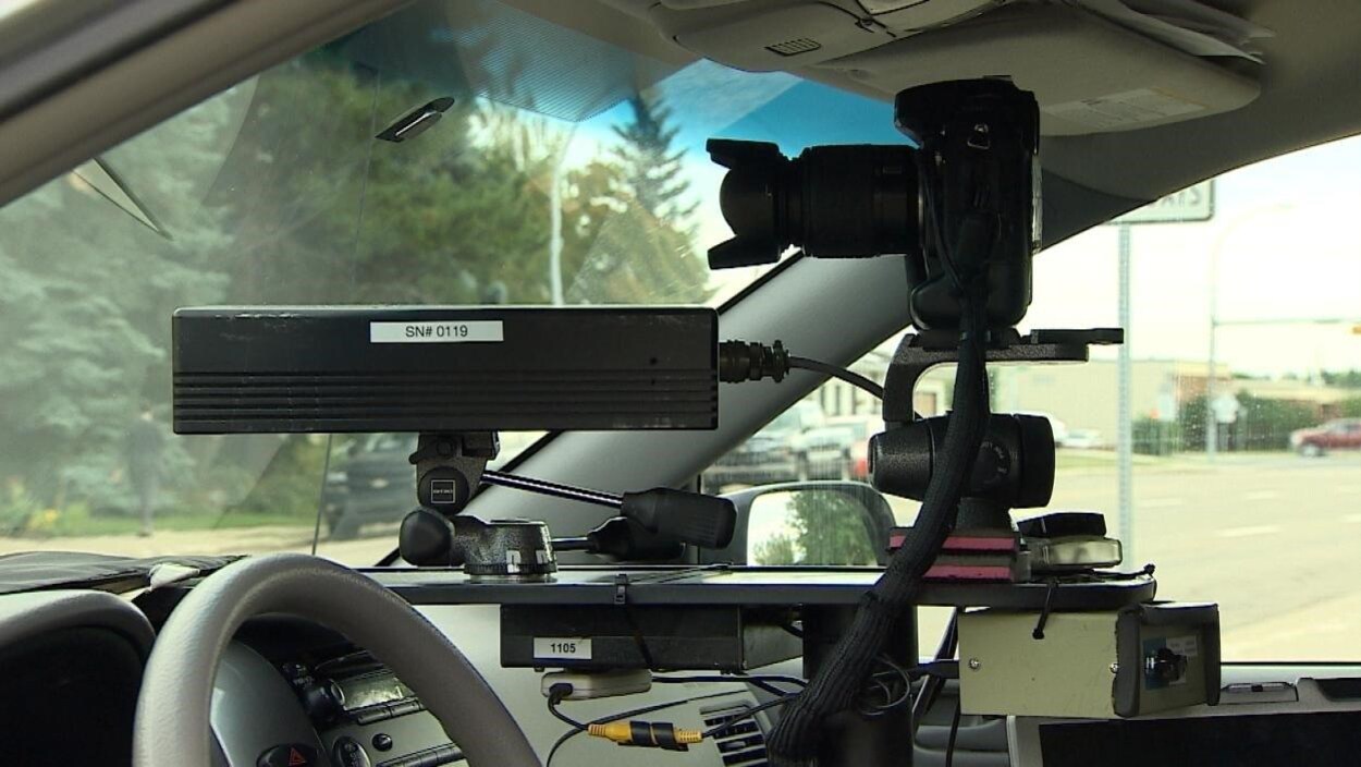 Un radar photo monté dans une voiture.