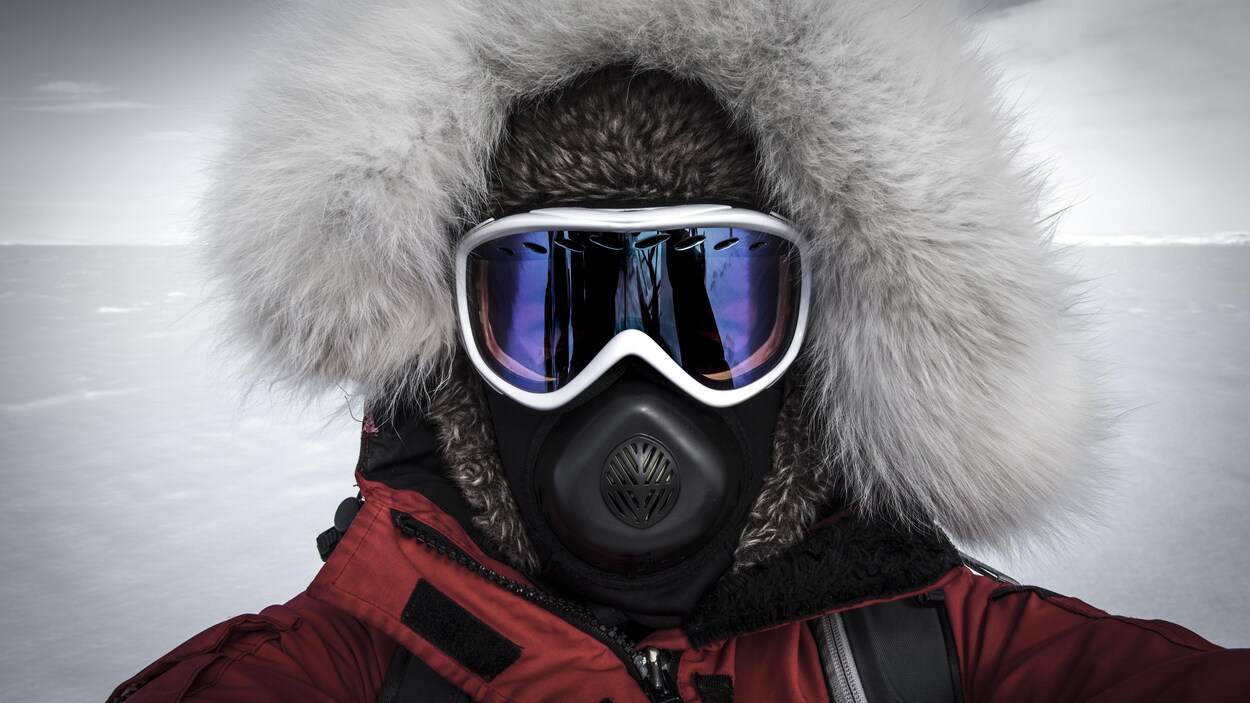 Egoportrait d'une femme le visage couvert dans le Grand Nord.