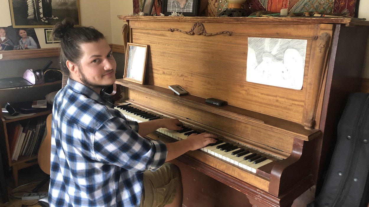 Le jeune de 18 ans au piano