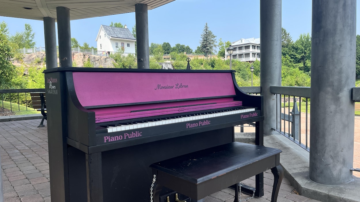 D’où viennent ces pianos roses à Saguenay?