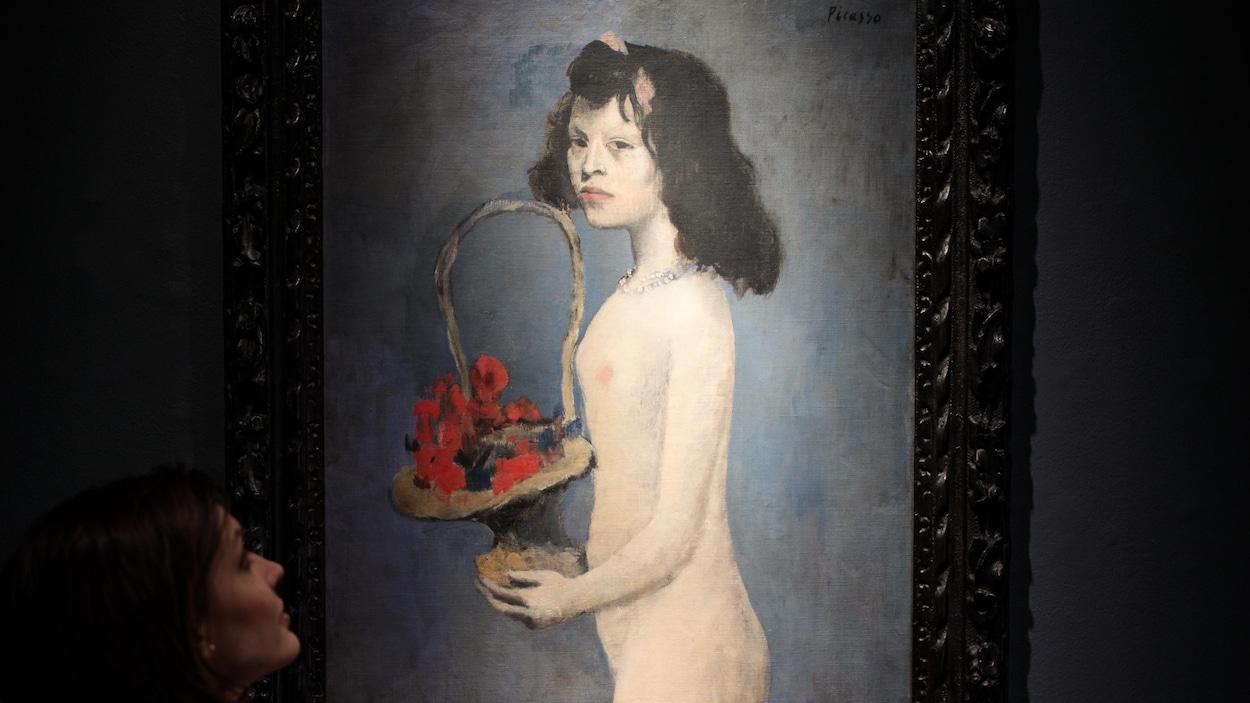 Une femme regarde le tableau de Pablo Picasso « Fillette à la corbeille fleurie », exposé à Londres, en février 2018. Une femme regarde le tableau de Pablo Picasso « Fillette à la corbeille fleurie », exposé à Londres, en février 2018.