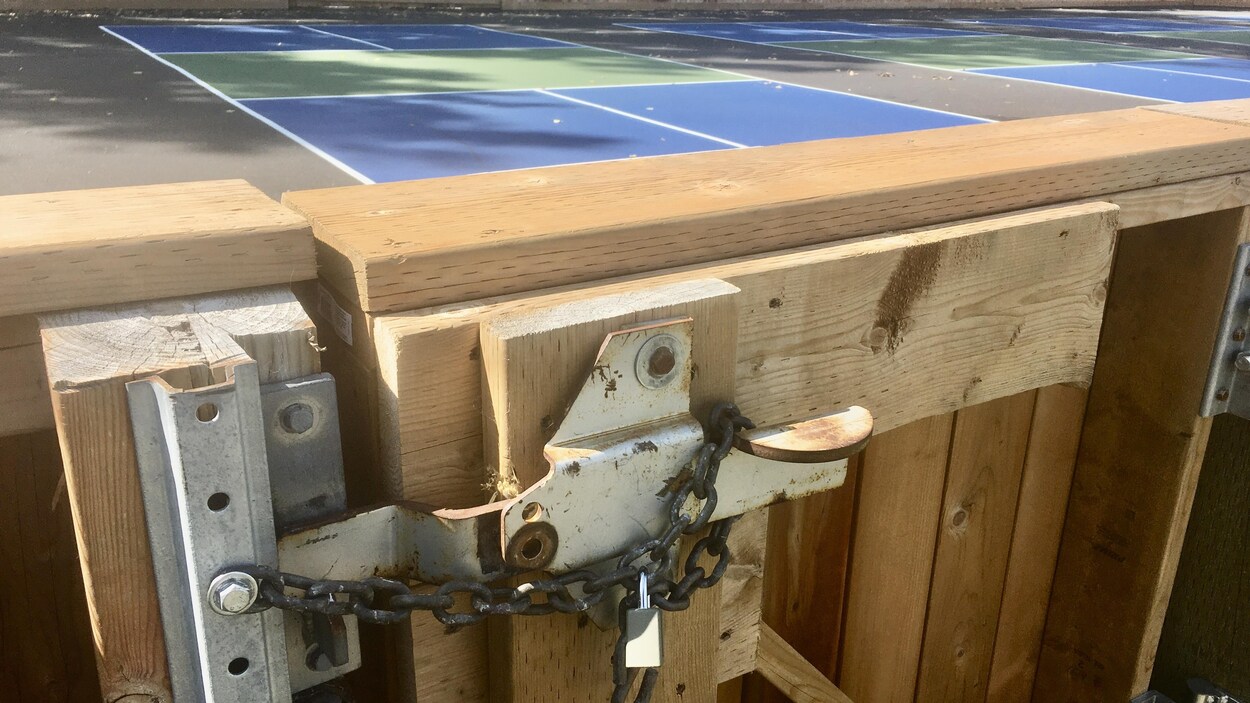 Un terrain de tennis léger au parc Bellevue à Shawinigan.