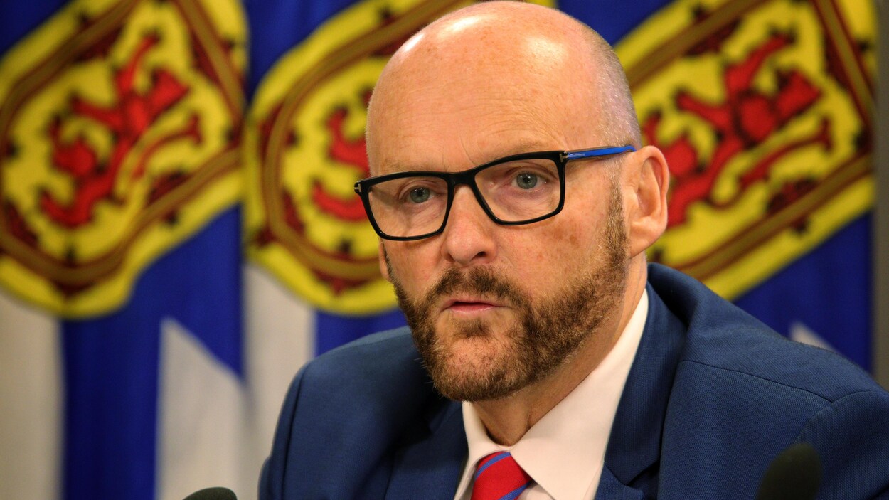 Michael Pickup donne une conférence de presse