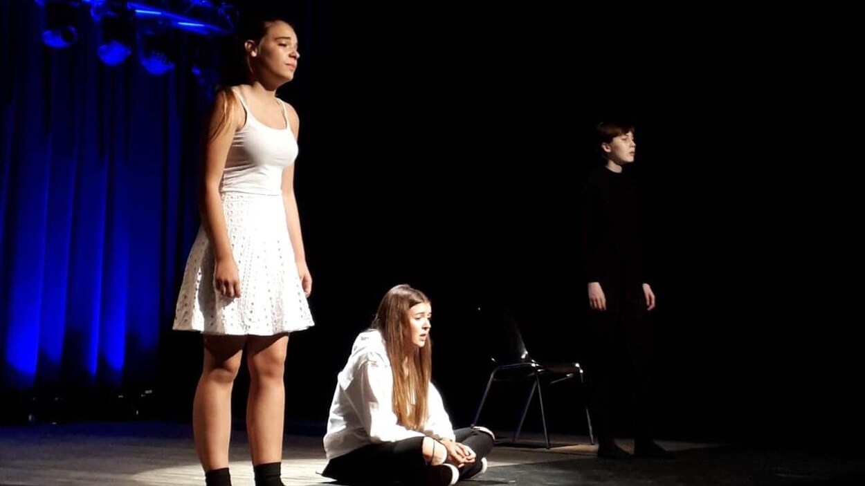Trois jeunes jouent dans une pièce de théâtre