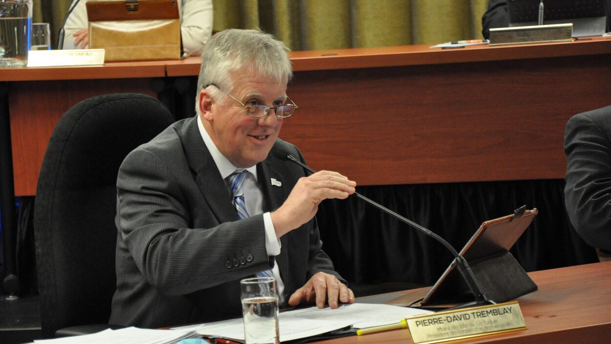 Pierre-David Tremblay préside une séance du conseil municipal de la Ville de La Tuque.