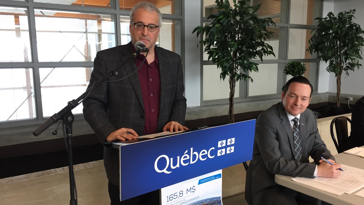 Pierre Dufour parle derrière un lutrin du gouvernement du Québec.