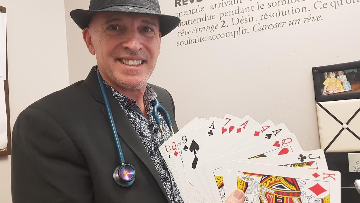 Pierre Filteau est à la fois médecin et magicien. Pierre Filteau est à la fois médecin et magicien.