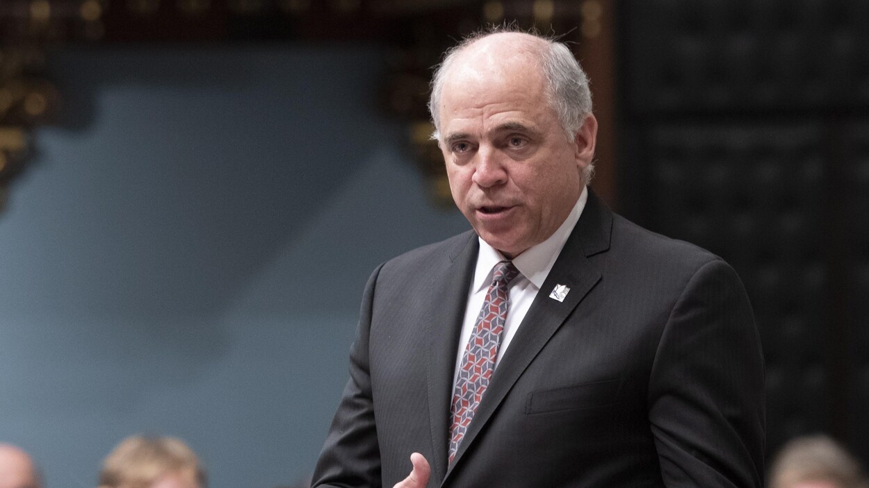 Pierre Fitzgibbon, debout à l'Assemblée nationale.