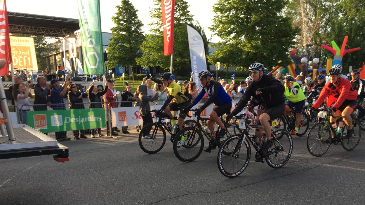 Les cyclistes du Grand défi Pierre Lavoie, à Valcourt.