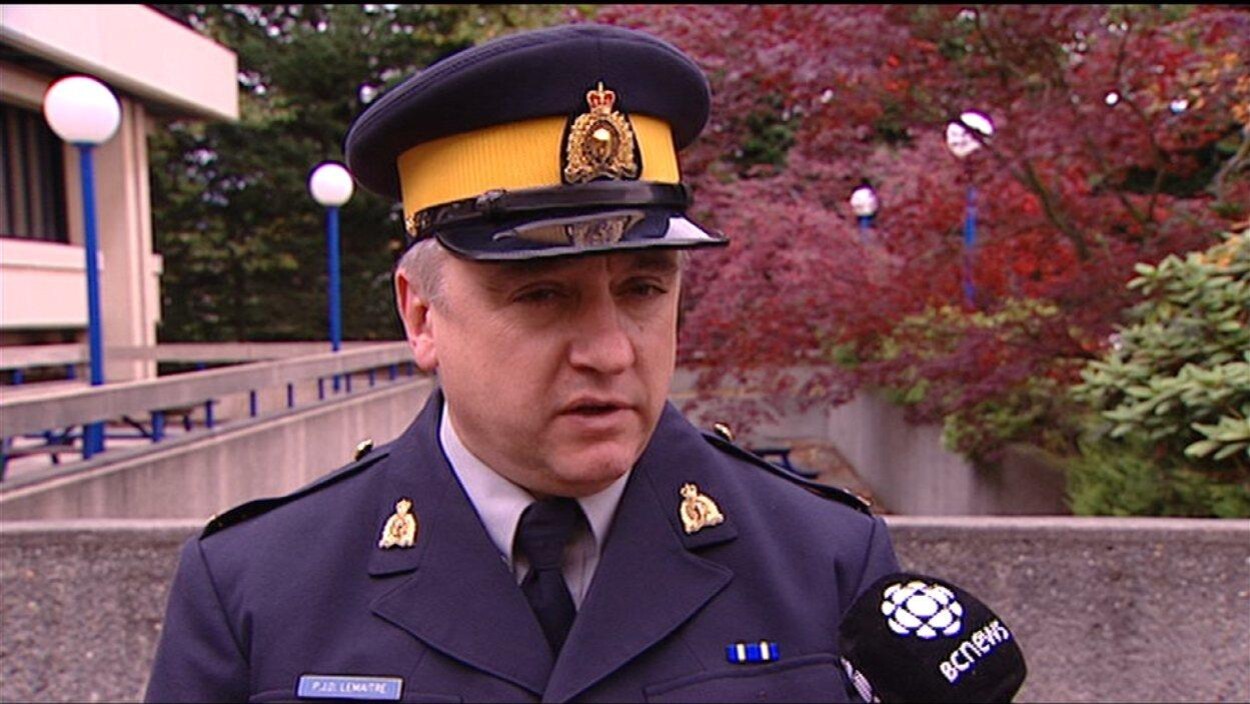 Un policier dans un uniforme bleu de la Gendarmerie royale du Canada.