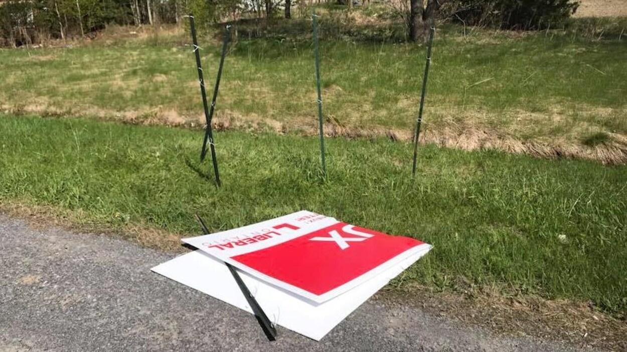 Une pancarte du candidat sur le sol. Une pancarte du candidat sur le sol.