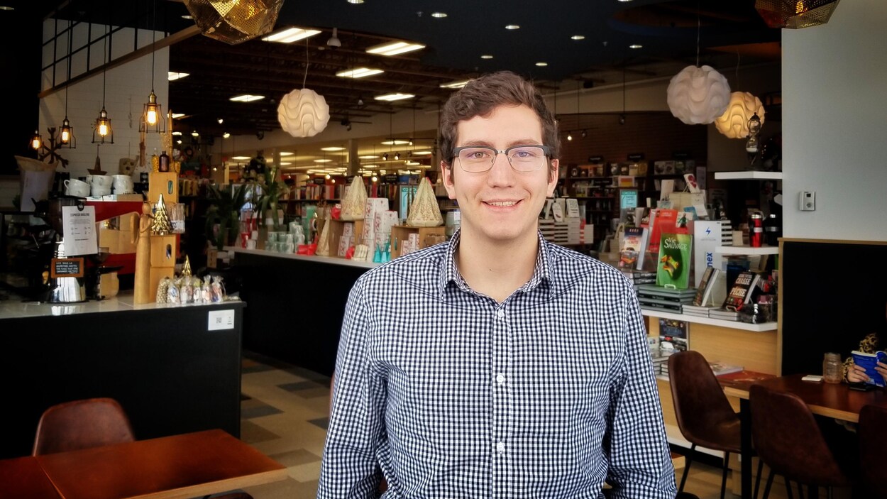 Pierre-Luc Dusseault sourit à la caméra au café Faro.