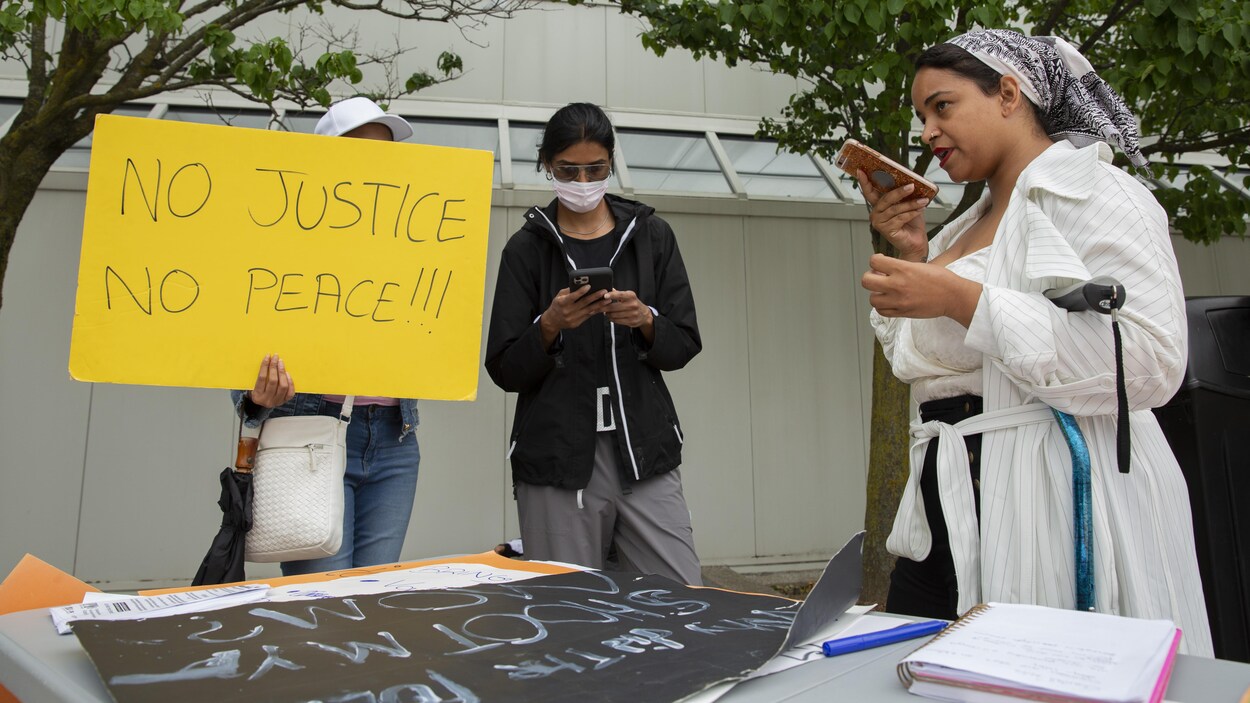 Chantelle Krupka manifeste devant le quartier général de la Police régionale de Peel le 16 juillet 2020.