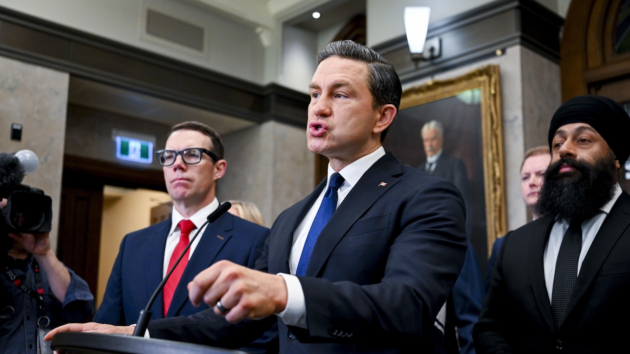 Poilievre reproche à Carney d’éviter les questions sur le ralentissement économique