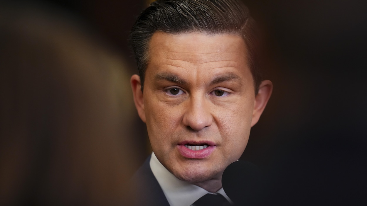 Sa promesse de couper dans la fonction publique lui a coûté son siège, estime Poilievre