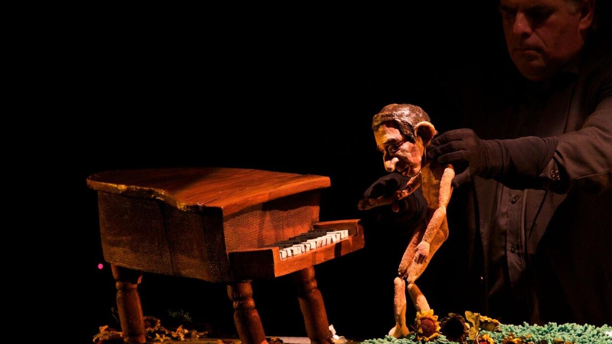 Pierre Robitaille à l'oeuvre lors du spectacle Cabaret Gainsbourg. Le marionnettiste manipule un petit Serge Gainsbourg qui joue du piano.