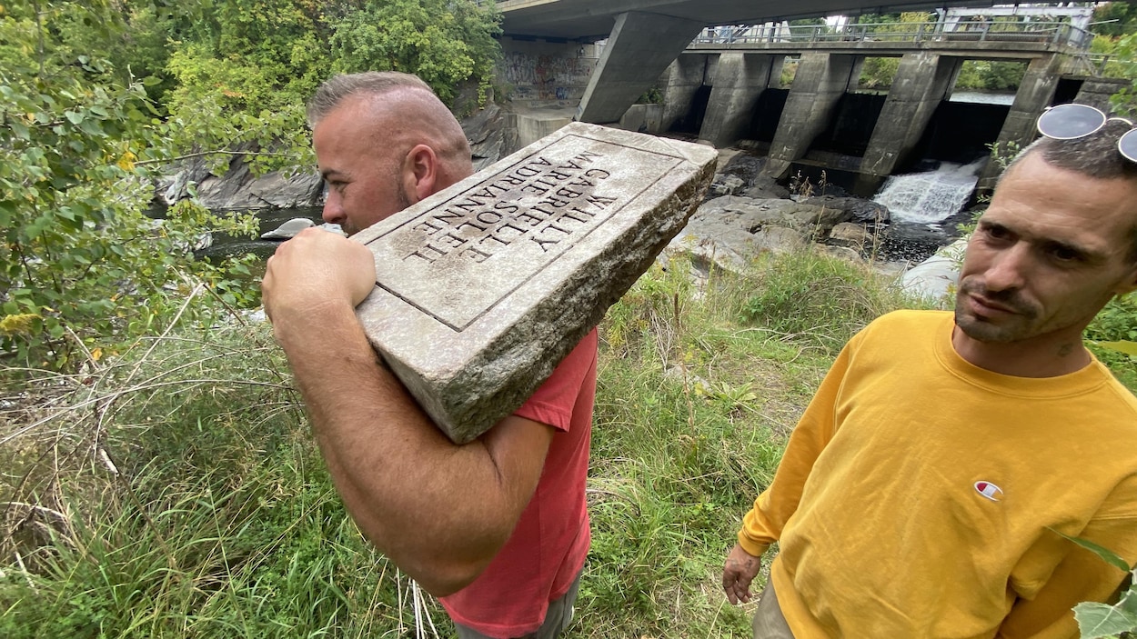 Une plaque commémorative retrouvée dans la rivière Coaticook 19 ans plus tard