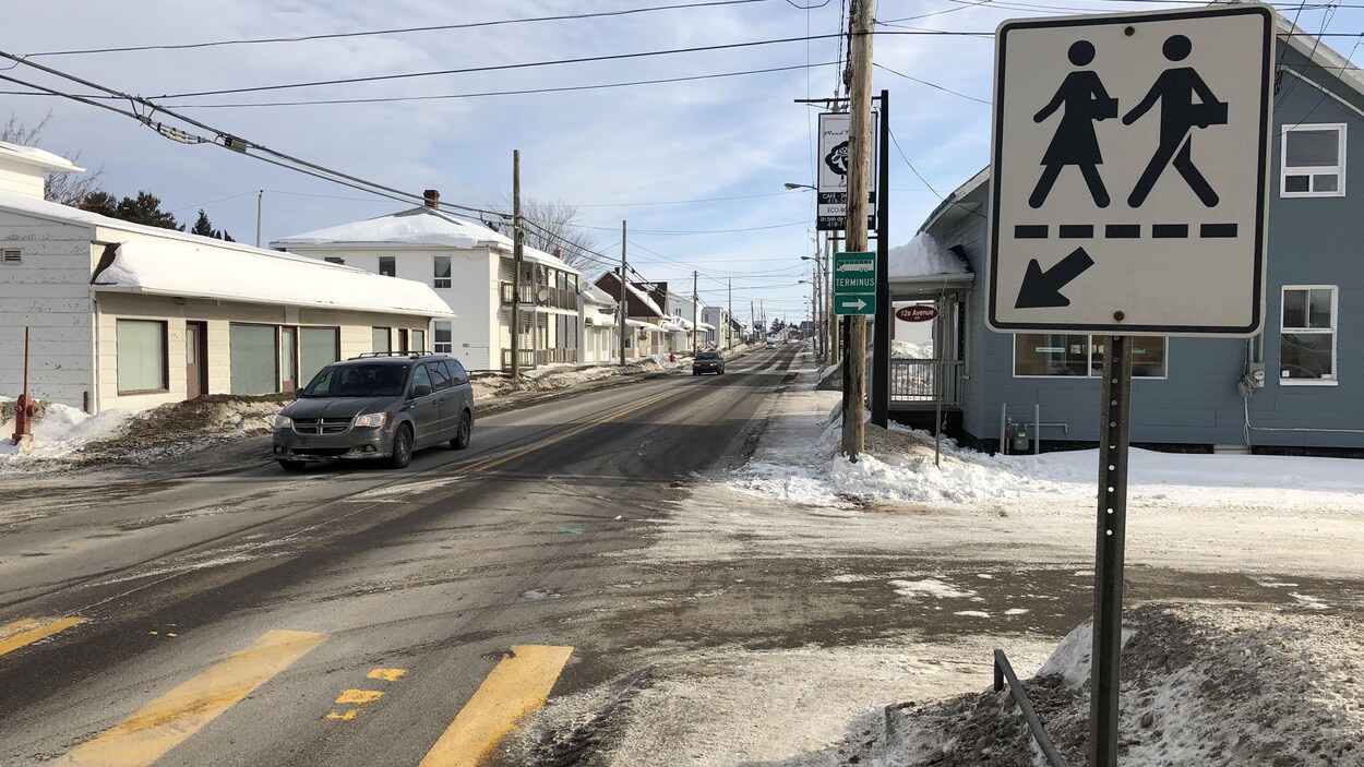 Une voiture à une intersection.