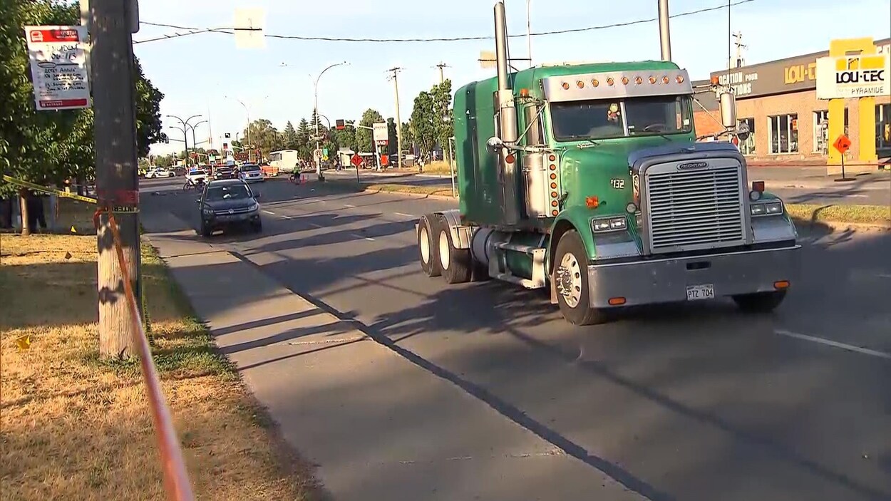 Un camion est arrêté au milieu de la chaussée après avoir happé un piéton le 17 juillet 2018 Un camion est arrêté au milieu de la chaussée après avoir happé un piéton le 17 juillet 2018