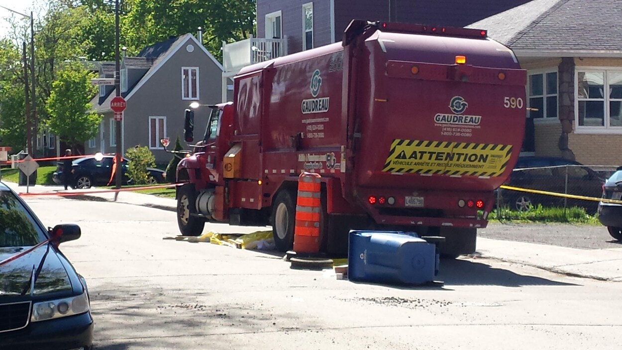 Un piéton est mort après avoir été happé mortellement par un camion à ordures sur la rue des Ormes. Un piéton est mort après avoir été happé mortellement par un camion à ordures sur la rue des Ormes.
