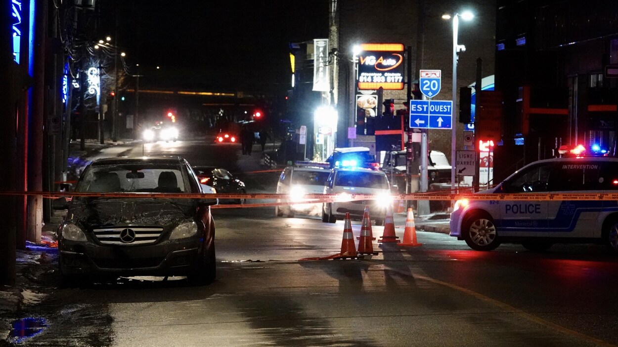 La voiture impliquée dans l'accident est entourée de véhicules de police, à l'intérieur d'un périmètre de sécurité.