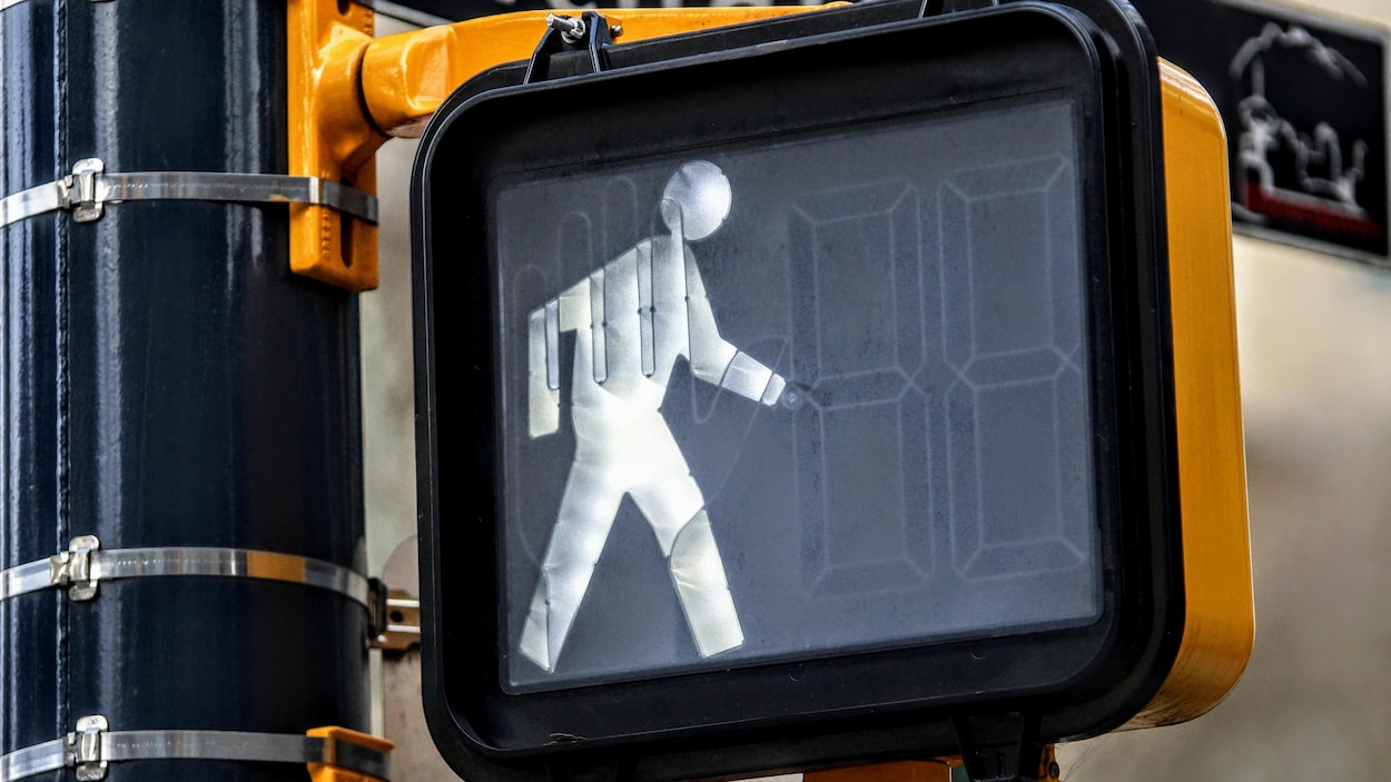 Gros plan sur un feu de signalisation pour piétons.