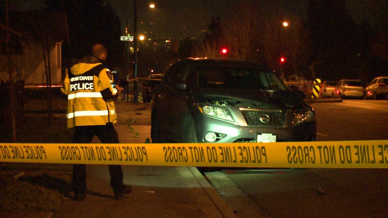Un policier est debout devant le VUS Nissan qui a heurté un piéton samedi soir à Vancouver. Un policier est debout devant le VUS Nissan qui a heurté un piéton samedi soir à Vancouver.