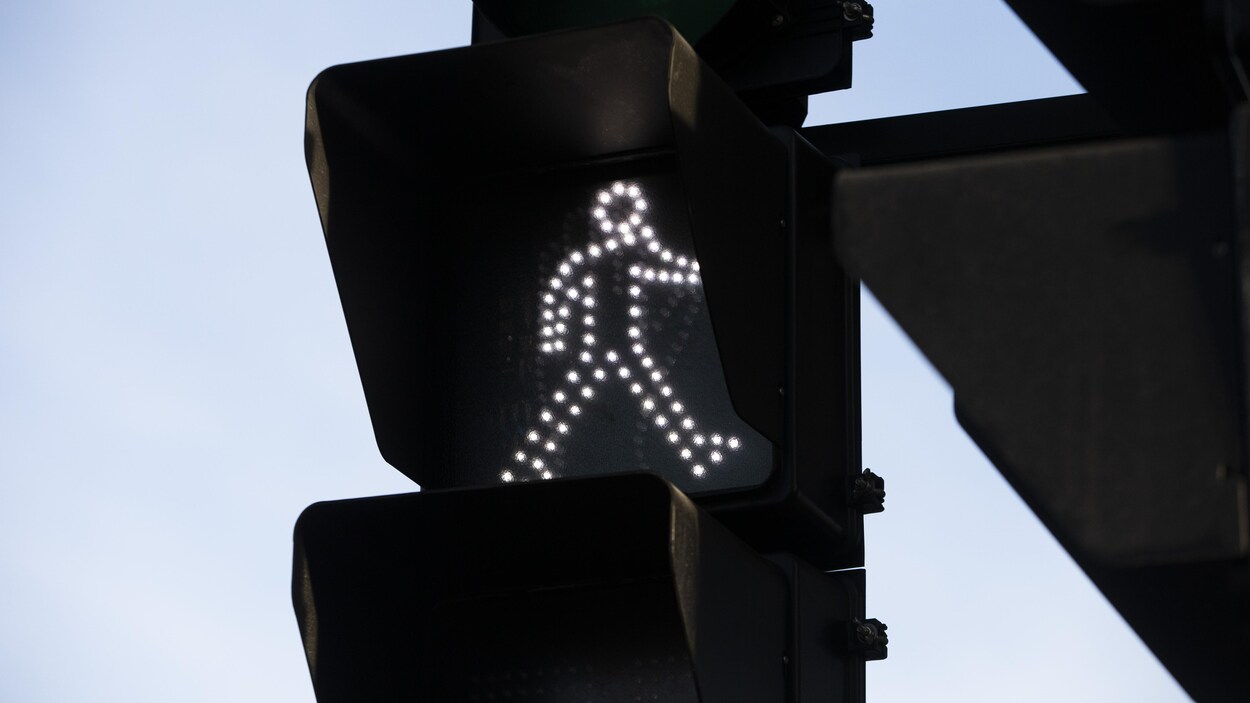 Un panneau de signalisation indiquant que la voie est libre pour les piétons.