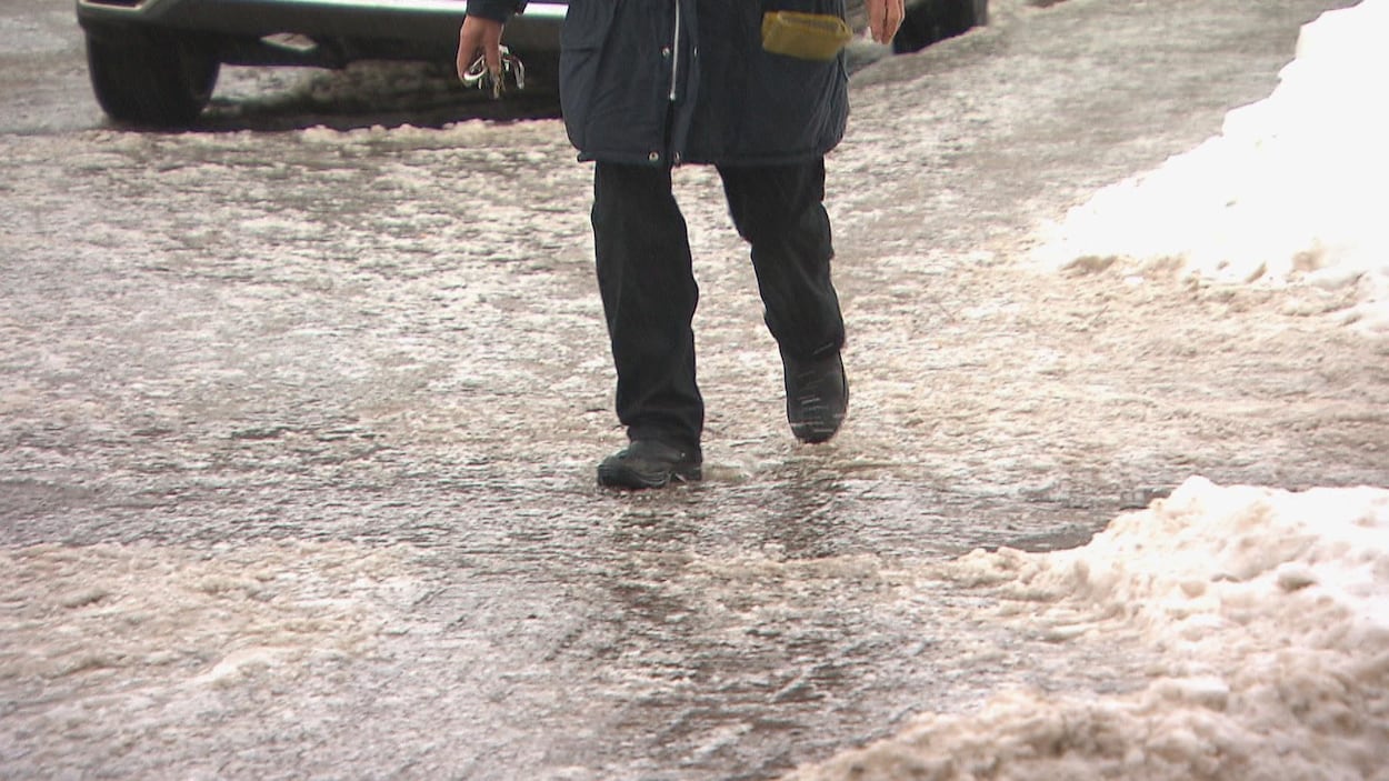 Une ambulance dans le fossé à Rivière-Pentecôte