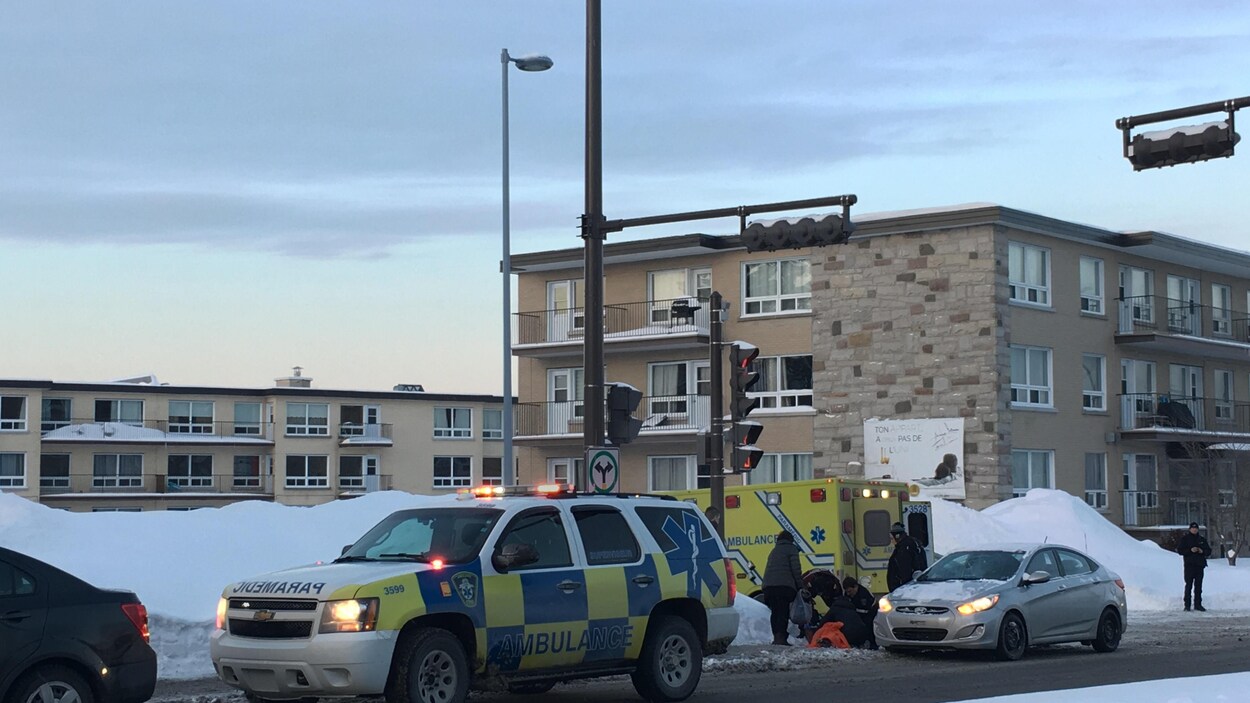 Une piétonne happée à Sainte-Foy. Une ambulance a été appelée sur les lieux. Une piétonne happée à Sainte-Foy. Une ambulance a été appelée sur les lieux.