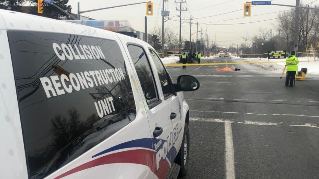 Un véhicule de police et des agents sur les lieux de l'accident.