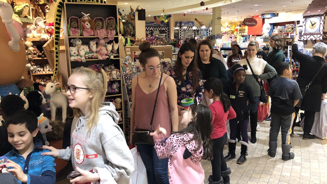 Les enfants et des bénévoles font la file au magasin Banjo, dans Saint-Roch.