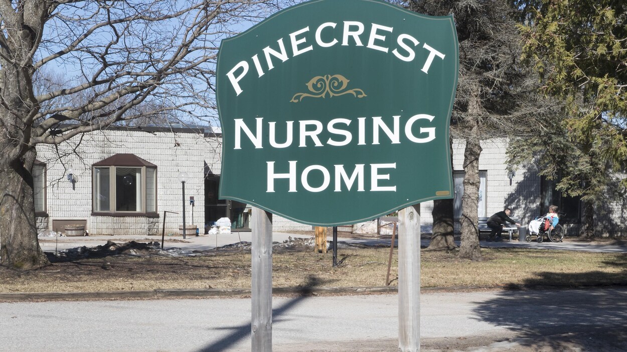 Une enseigne à l'extérieur du foyer pour personnes âgées Pinecrest.