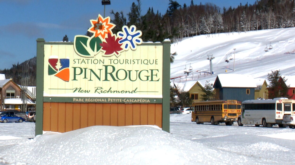 Affiche dans la neige de la station de ski Affiche dans la neige de la station de ski