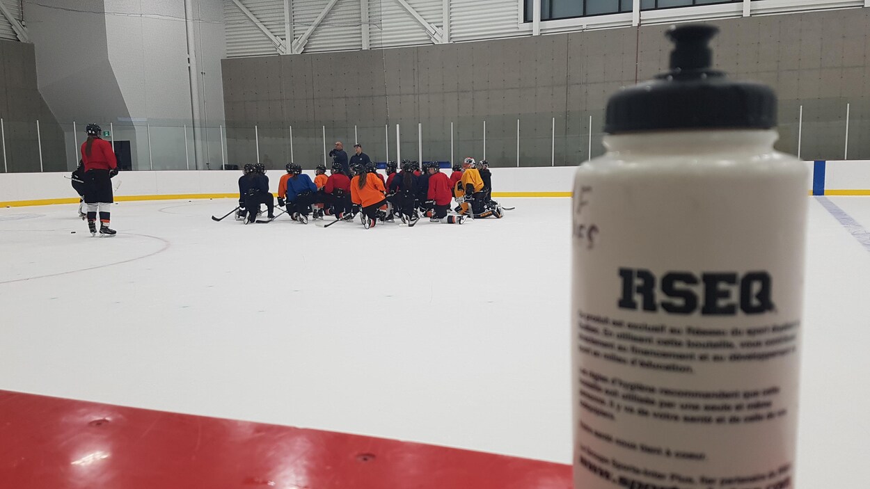 Des joueuses des Pionnières de Rimouski se concertent sur la glace.