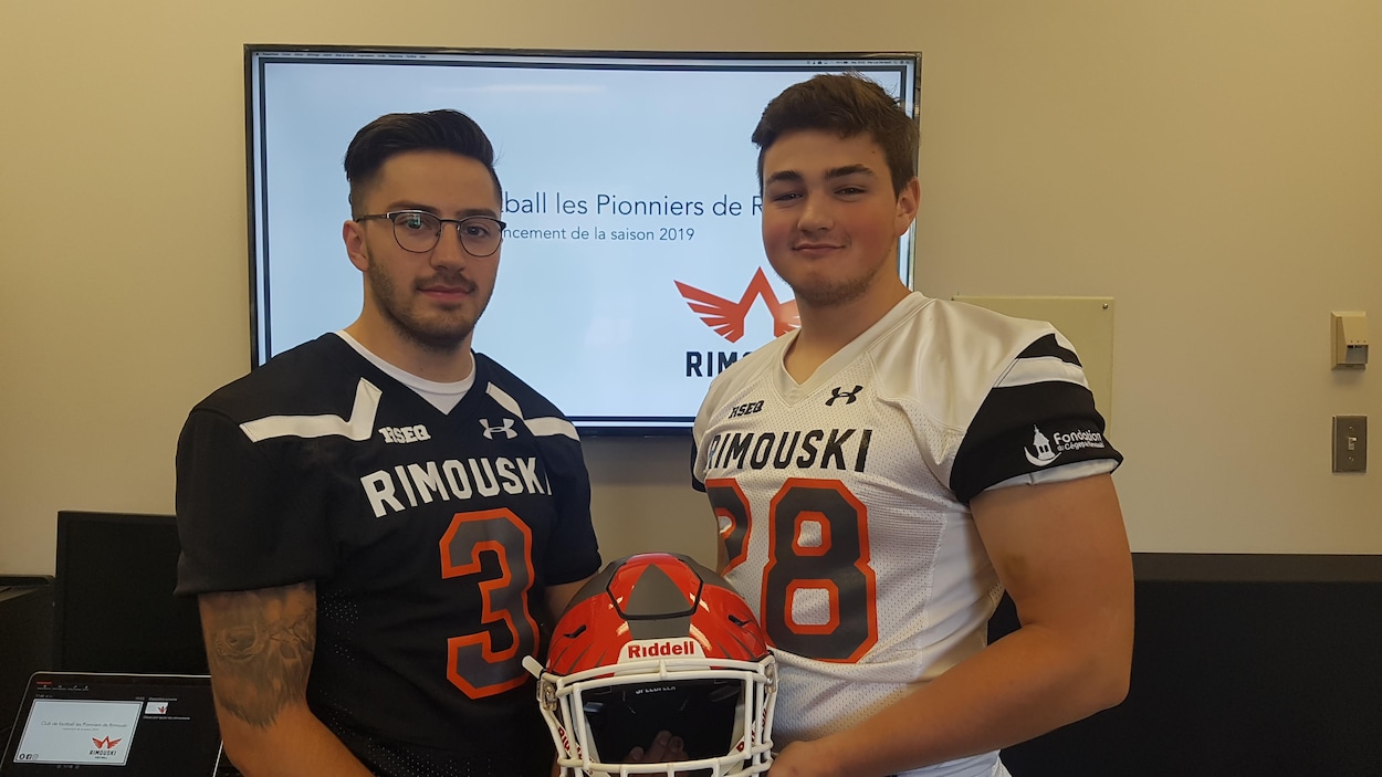 Le receveur Vincent Rioux en compagnie de son coéquipier William Castonguay