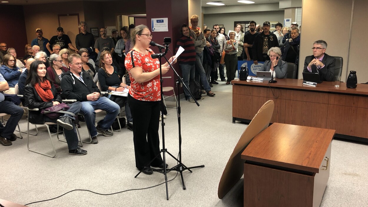 La salle du conseil municipal de Rouyn-Noranda est remplie à pleine capacité.