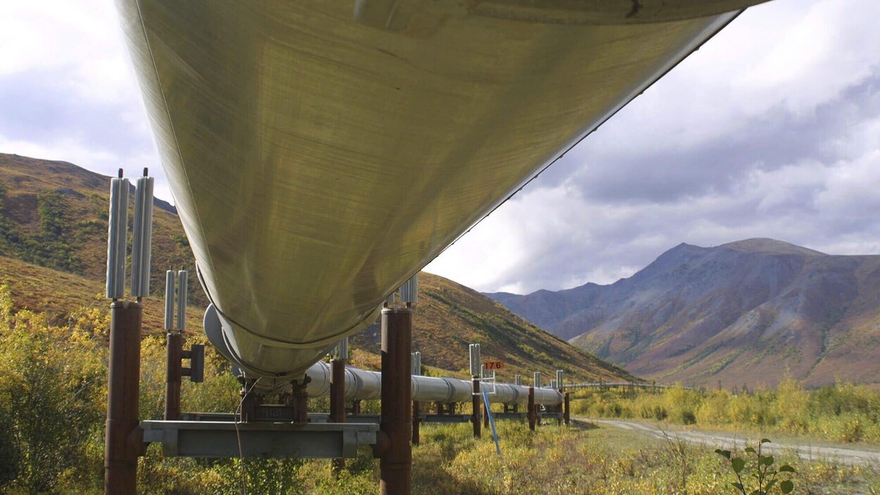 Un pipeline qui traverse les montagnes.