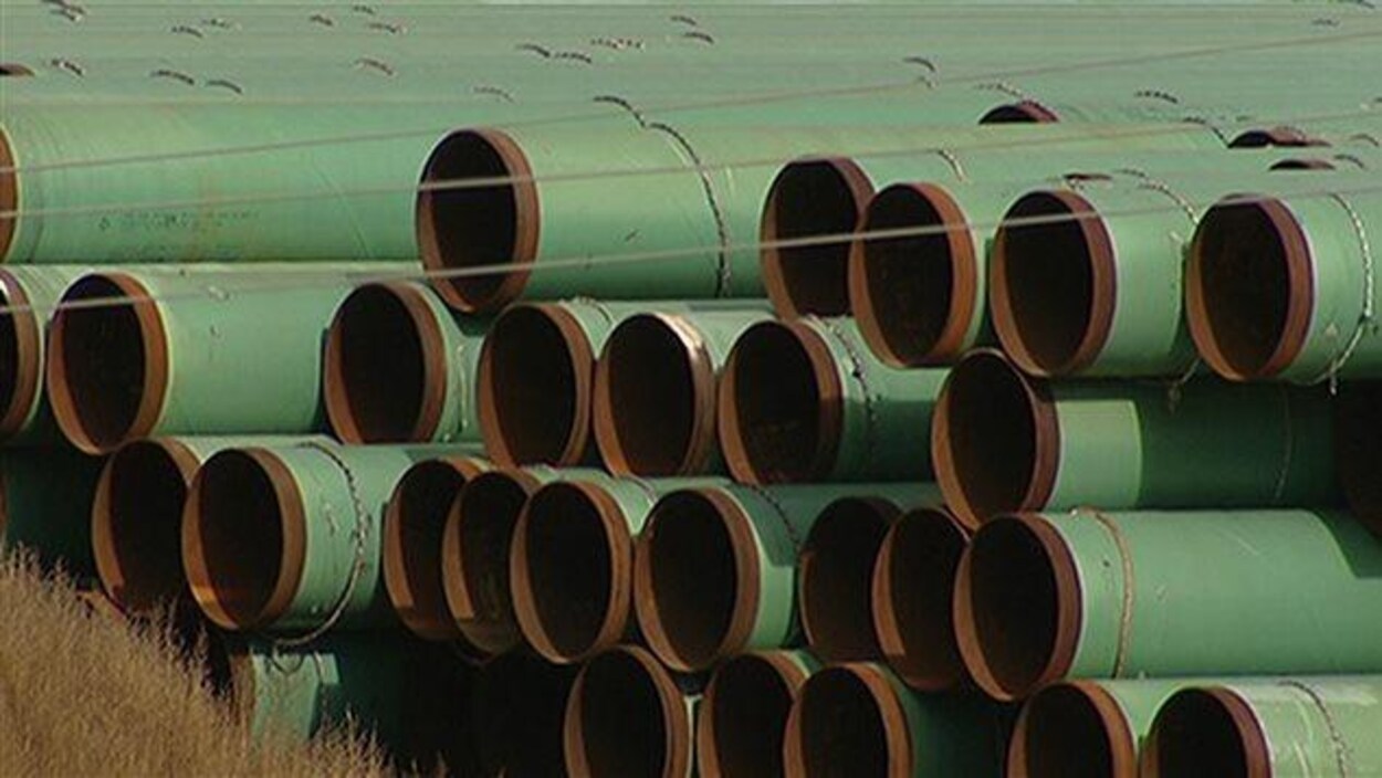 Des pipelines en attente d'être assemblés. Des pipelines en attente d'être assemblés.