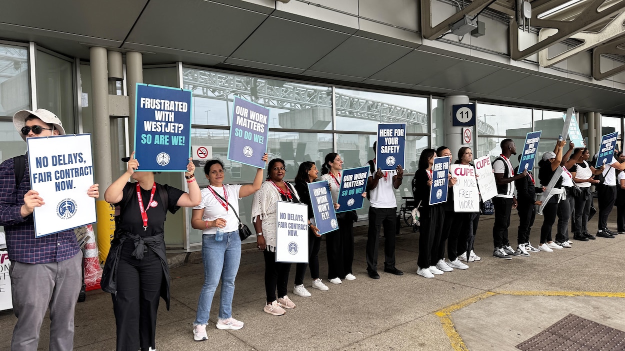 Grève chez WestJet : les annulations massives laissent des voyageurs au désarroi à Toronto